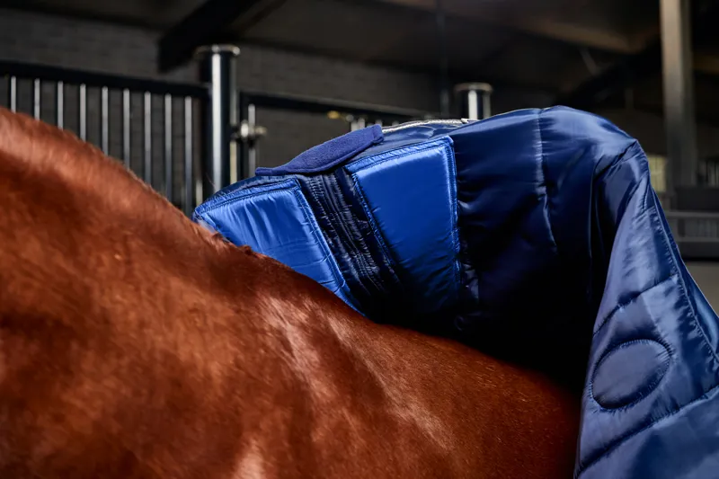 Weatherbeeta ComFiTech PP Channel Quilt Stable Rug Detach-A-Neck 220g Navy/Charcoal-4